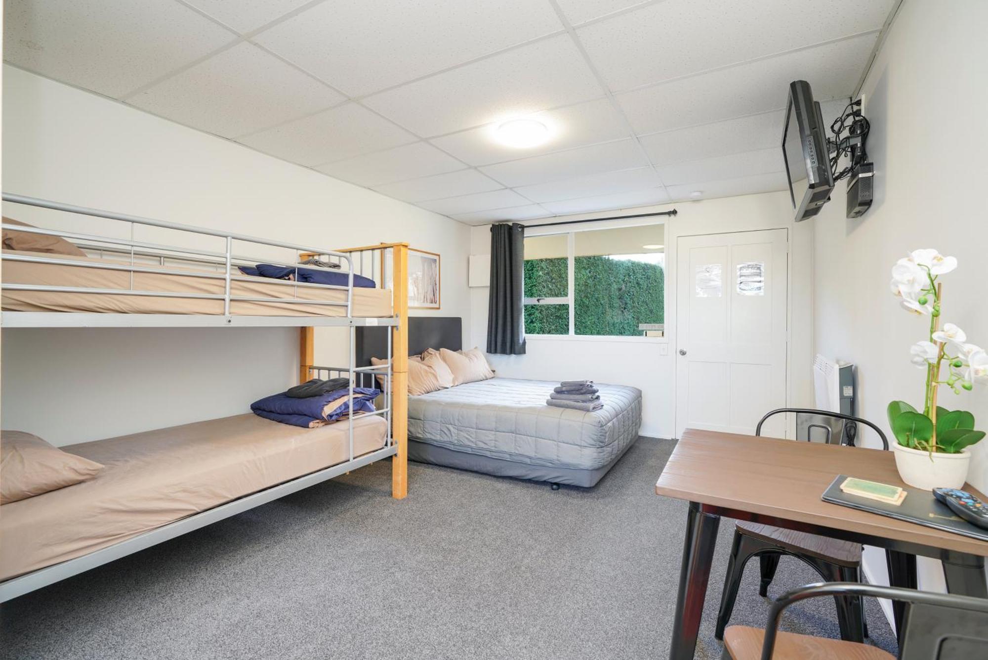 Beach Road Holiday Park Otatara Extérieur photo